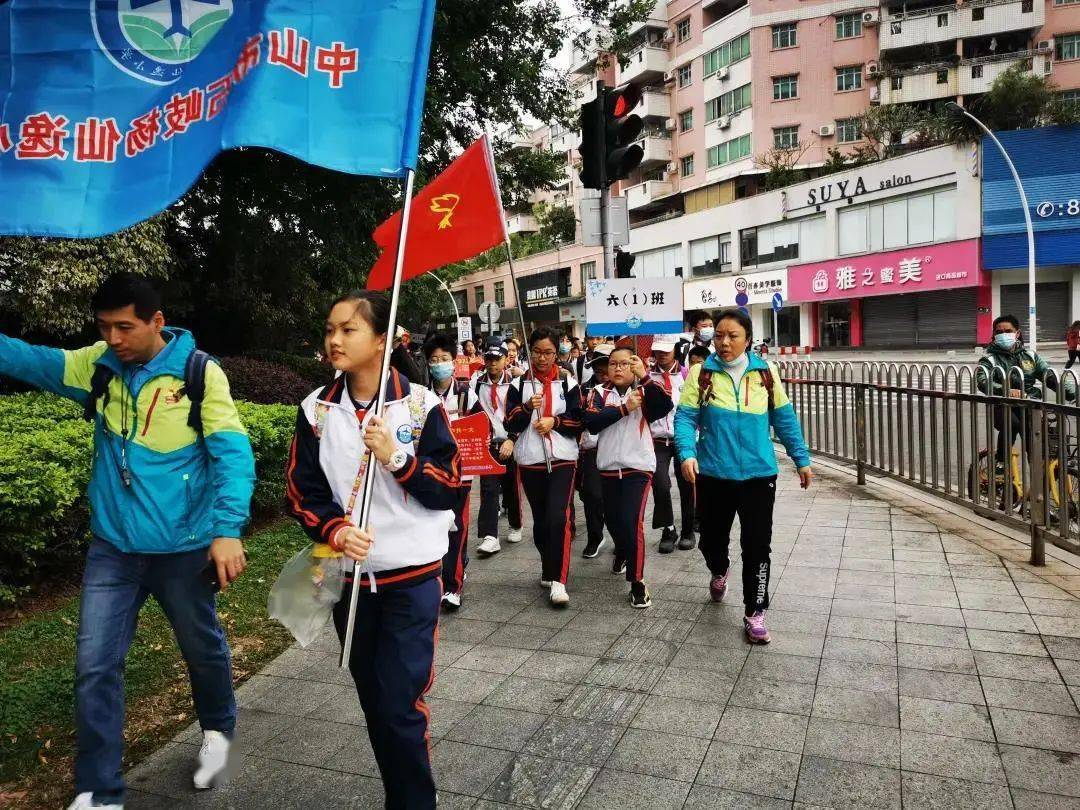 同学们高举党史宣传牌,沿途经过体育路—银通街—兰桂路—孙文公园