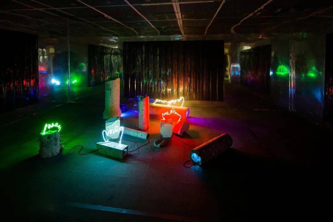 中国的艺术家们,才是最会用霓虹灯的!