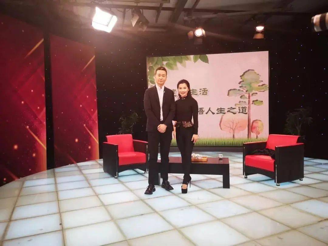 她31岁生二胎33岁替夫还巨债42岁美上热搜活得漂