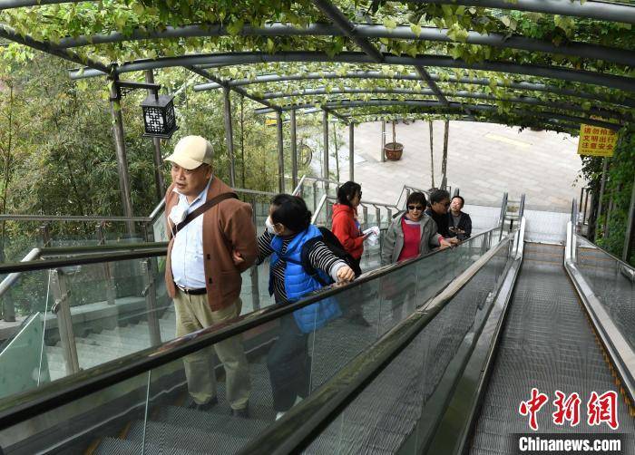 重庆：崖壁步道装上电动扶梯 市民上下山仅需十余分钟