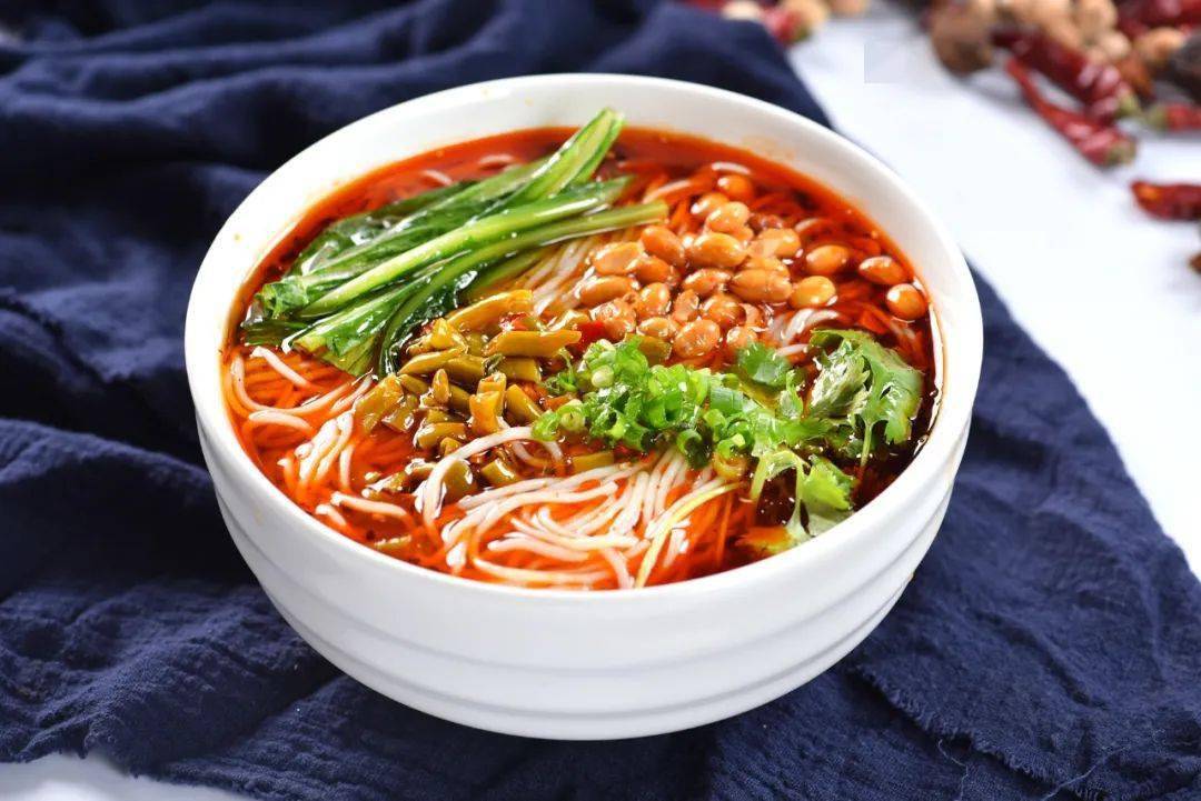 推荐美食:萝卜饺子,红油小面,凉虾,凉拌节节根,卤水豆腐干宜昌最出名