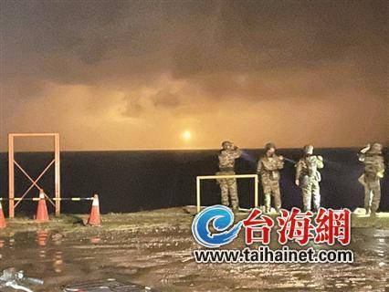 台军2架f-5e战机22日在屏东外海发生碰撞并坠海,两名飞行员跳伞,造成1