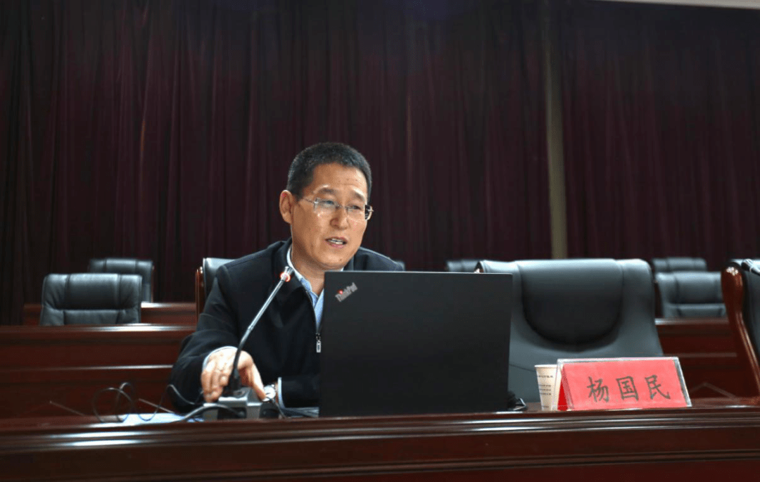 培训班上杨国民和岳学敏分别做了《贯彻新行政处罚法 加快法治政府