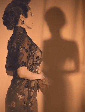 52岁许晴素颜露面似少女,穿透视旗袍前凸后翘,同框不输年轻人