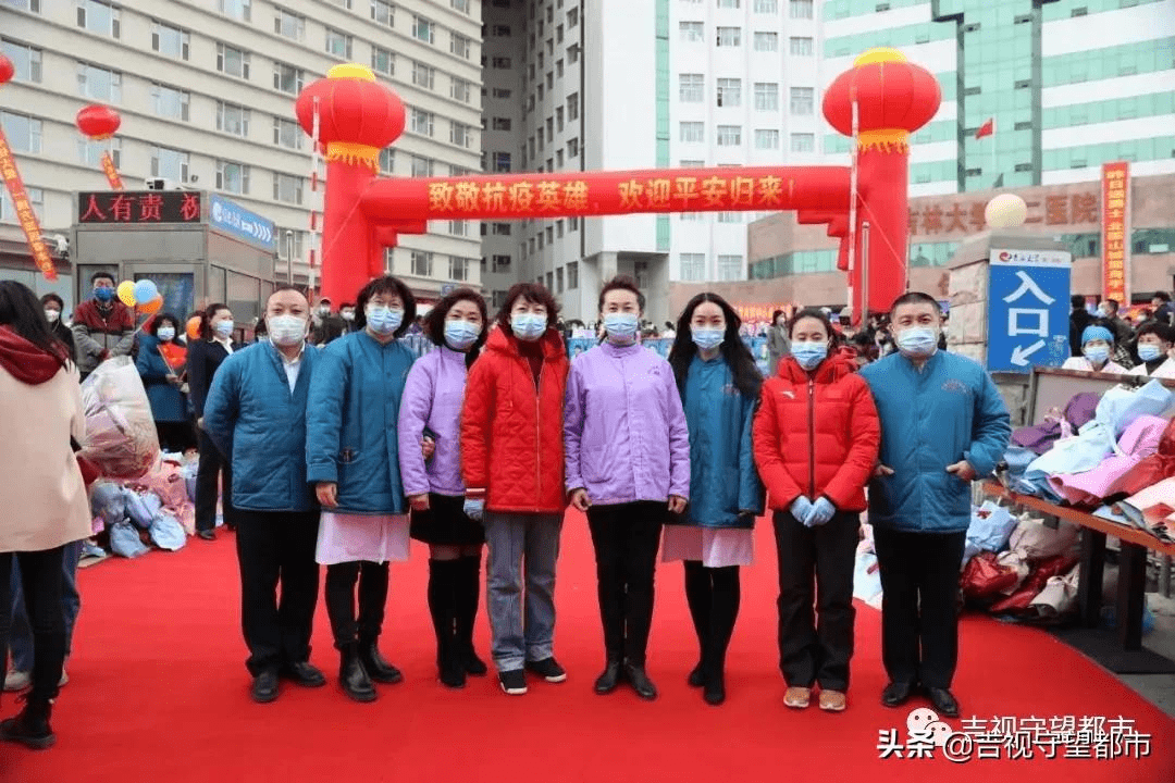 下午两点半,吉林大学中日联谊医院院内人头攒动,大家手捧花束,激动地