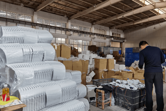 取缔慈溪新浦一厂房生产的洗衣机连条裤子都转不动