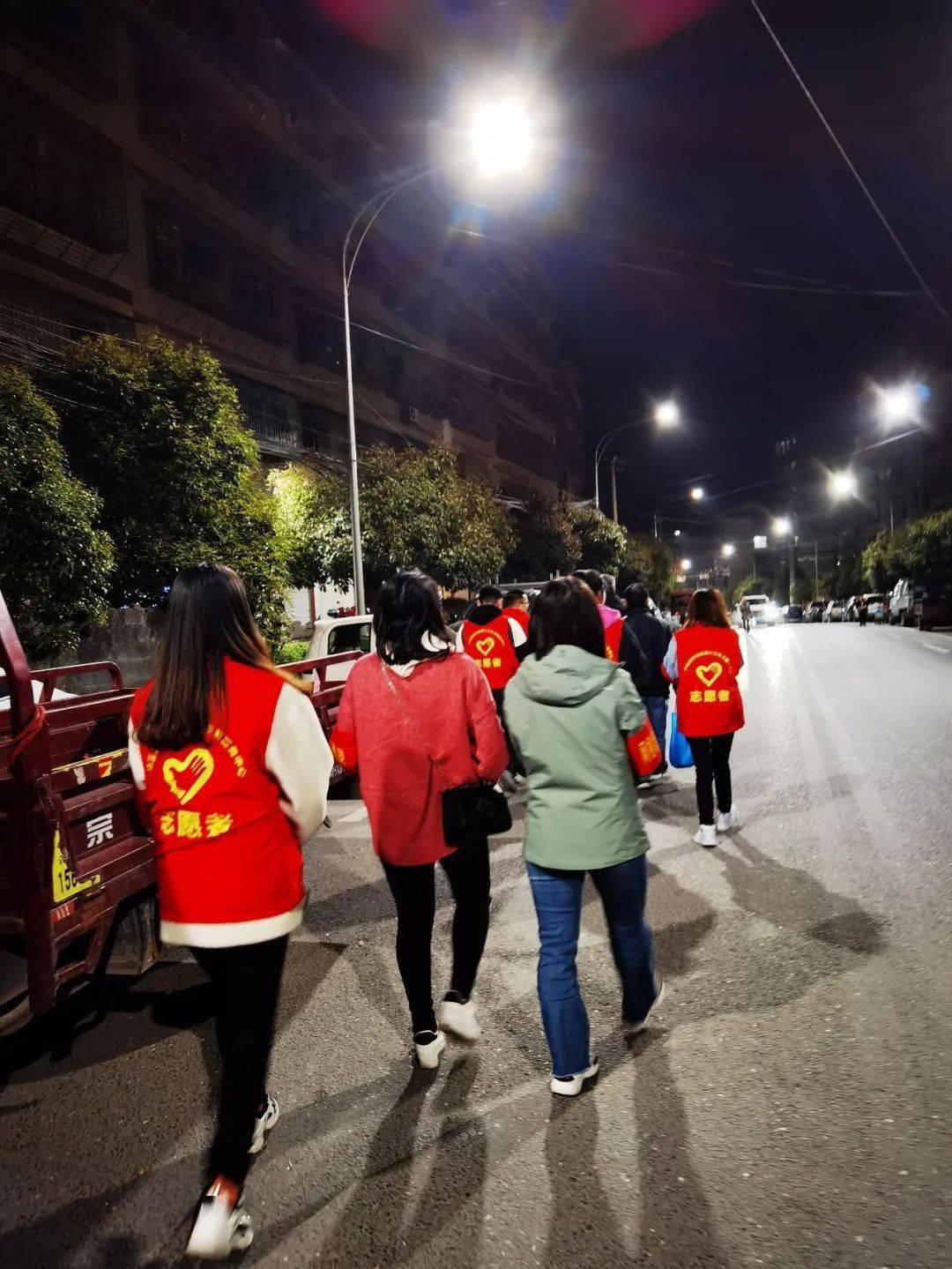 泸溪县妇计中心志愿者夜间巡逻护居民平安_服务