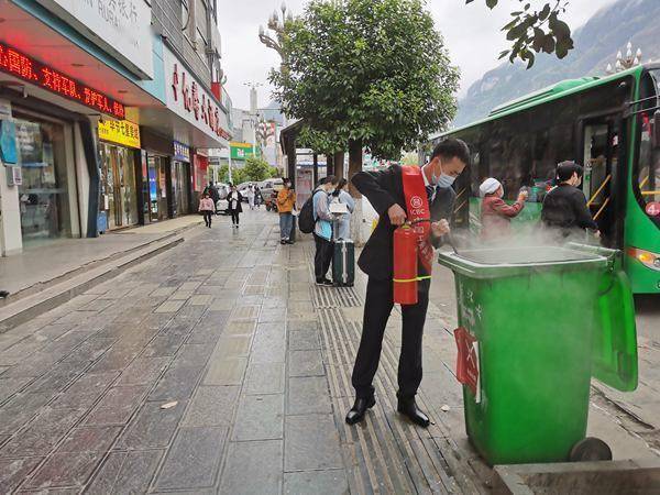 公交站台垃圾桶窜出浓烟,他当机立断,化险为夷!_朱克波