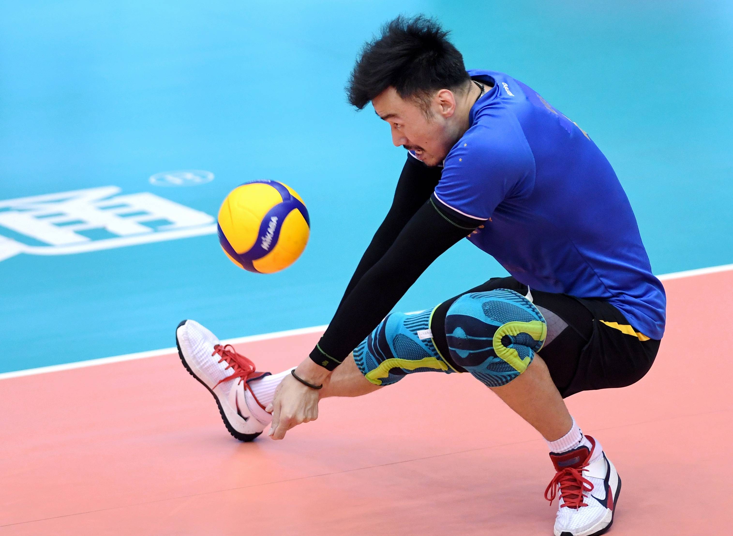 排球男排超级联赛上海胜江苏