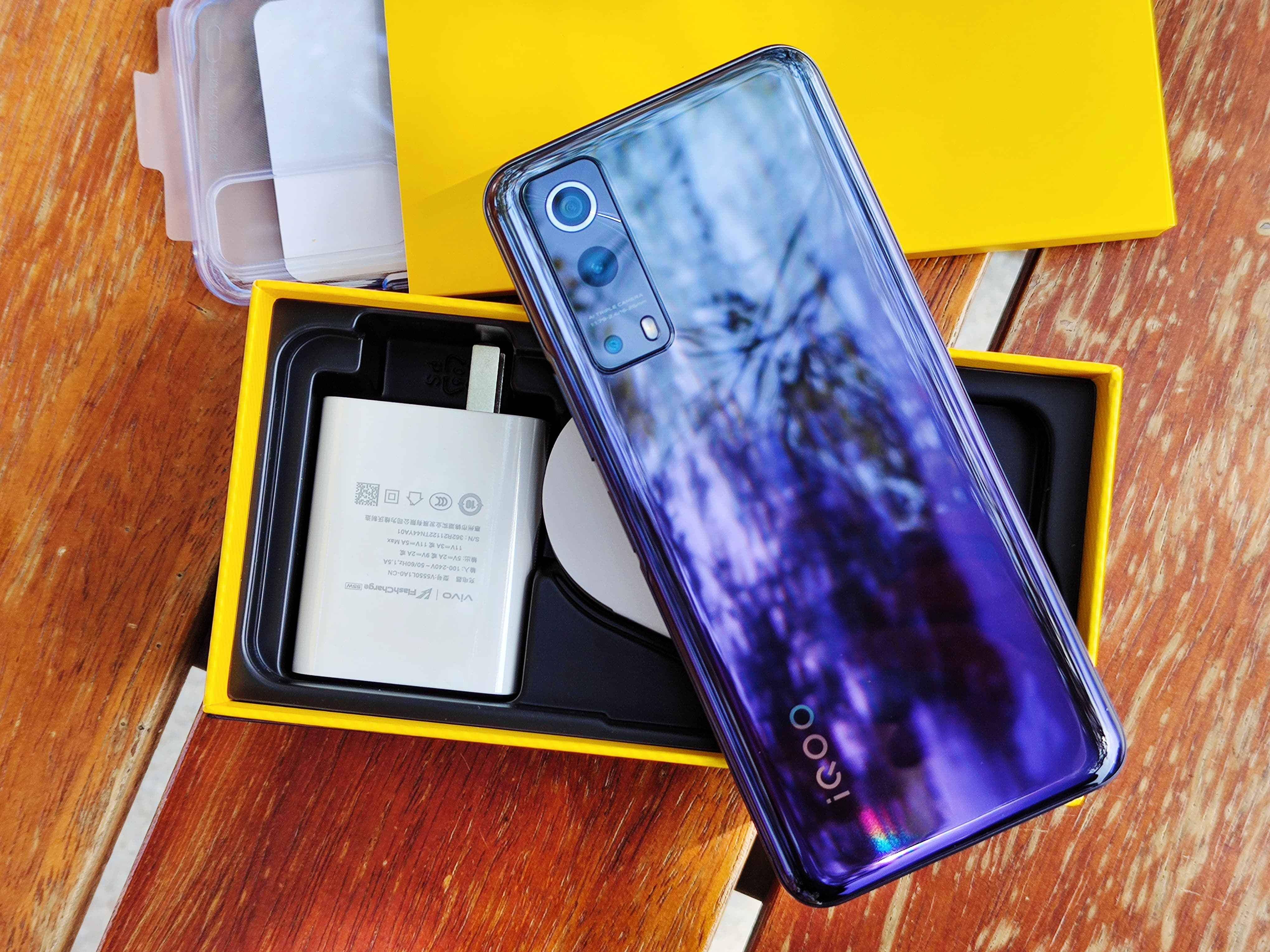 数据线,清水壳,卡针和三包证书,我们本次收到的iqoo z3手机配色为"