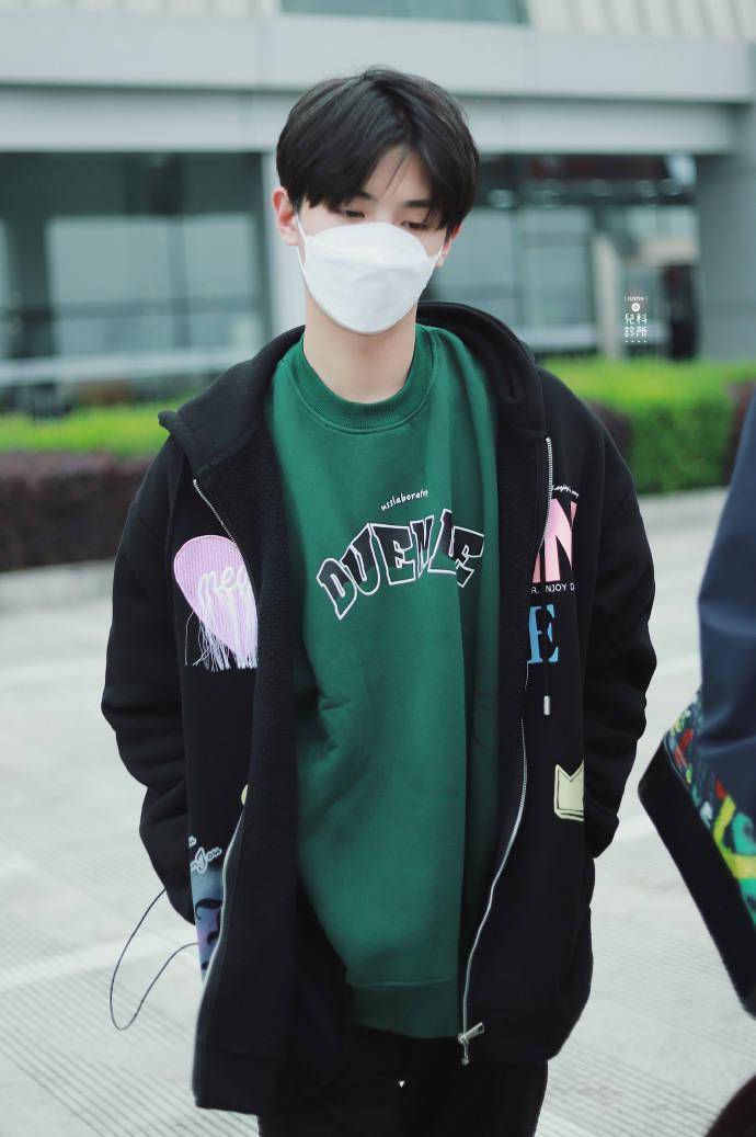 漂亮宝贝黄明昊清早文山出发 赶早班机的猪包困呼呼