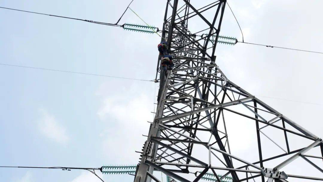 顾及,在安全监护人的监护下,每一步都小心翼翼,用脚掌使劲攀牢脚钉,系