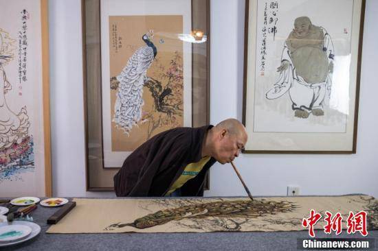 重庆无臂画家绘出精彩人生