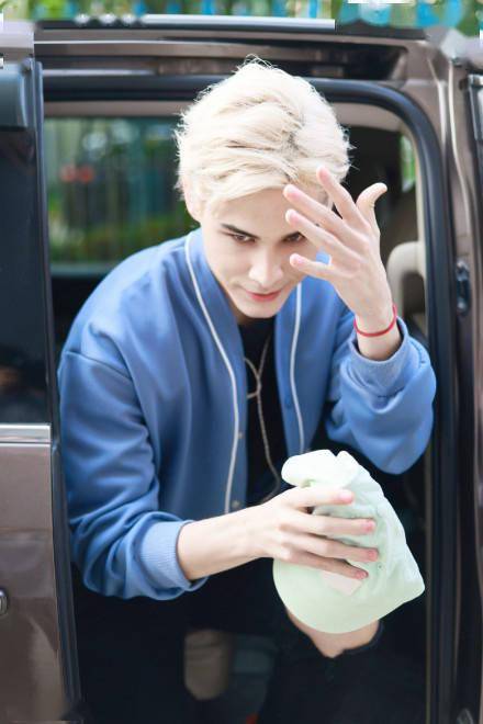 解除油头封印利路修清爽新发型凭厌世态度走红