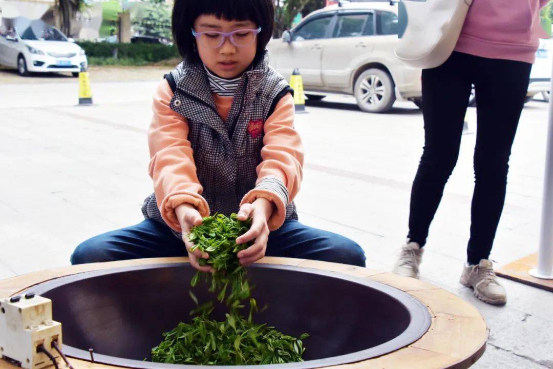 谁能品出人生的百味来浅品者觉得其浅深品者觉得其深此中有真情有真意