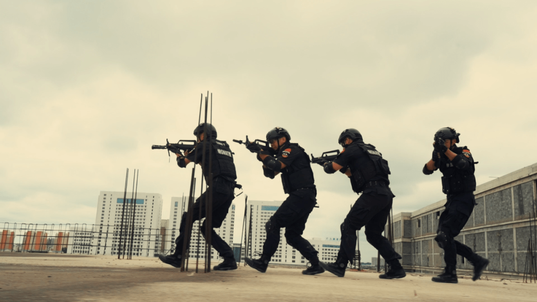 视频微电影猎鹰行动民警自编自导自演警用无人机出动场面炸裂