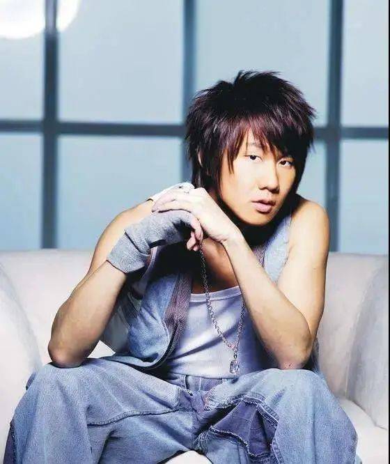 出道初期的林俊杰,一直在给别人写歌包揽无数首金曲演唱及制作15岁