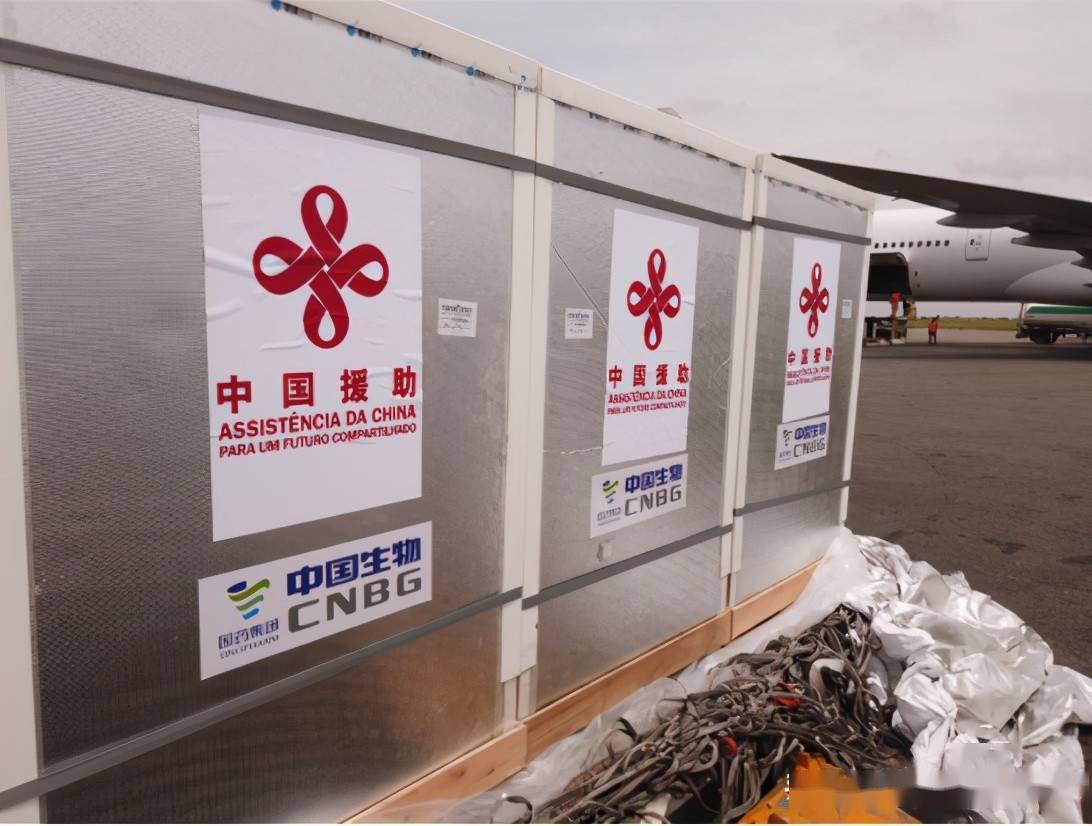 当地时间3月25日,中国政府援助安哥拉的新冠疫苗运抵安哥拉首都罗安达