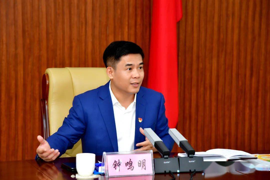 钟鸣明强调突出重点压实责任坚决完成新冠疫苗接种任务目标全力保障