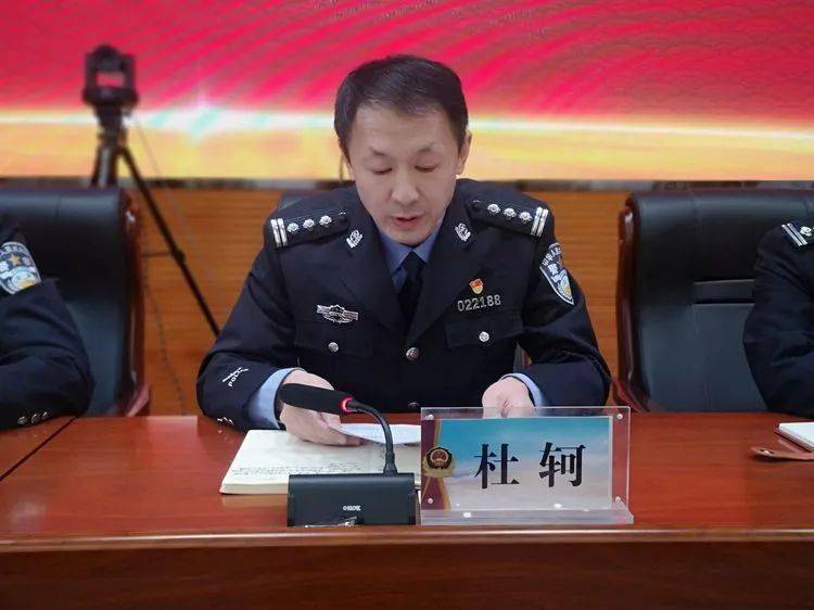 这里公安局又给辅警授衔了