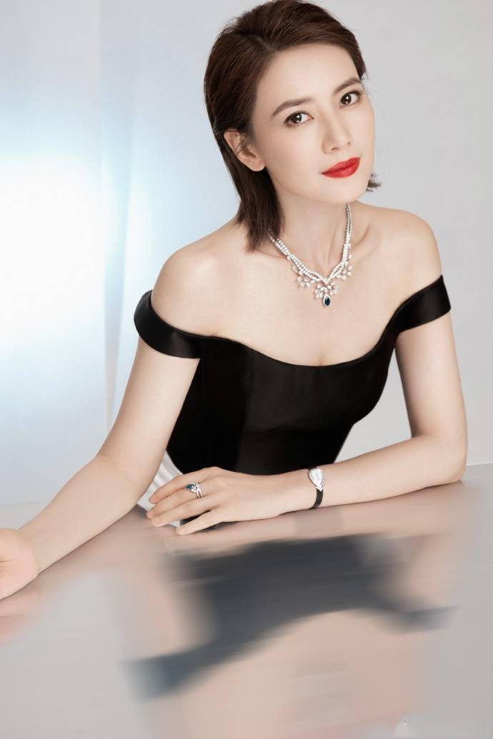 高圆圆穿一字肩连衣裙简约大气 短发红唇气场十足