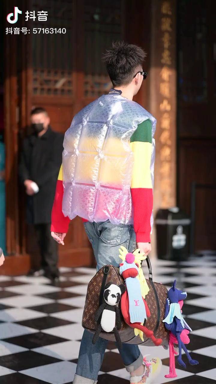 听说最近这件lv空气马甲比较火一看价格是我一年的工资