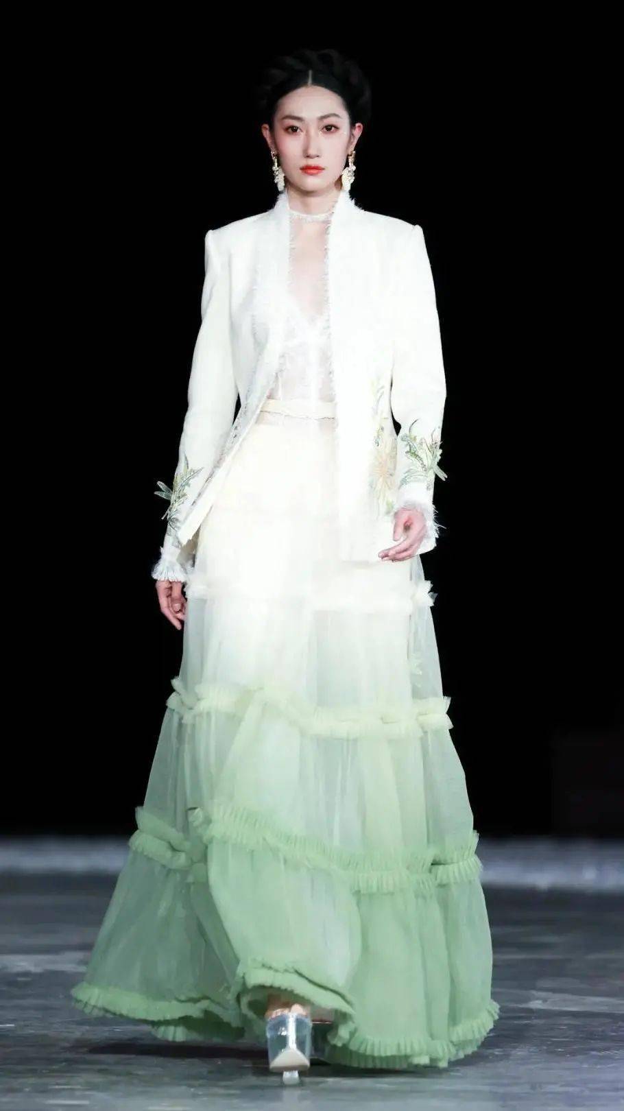 盖娅传说熊英2122aw盛装点亮星辰大海的征途