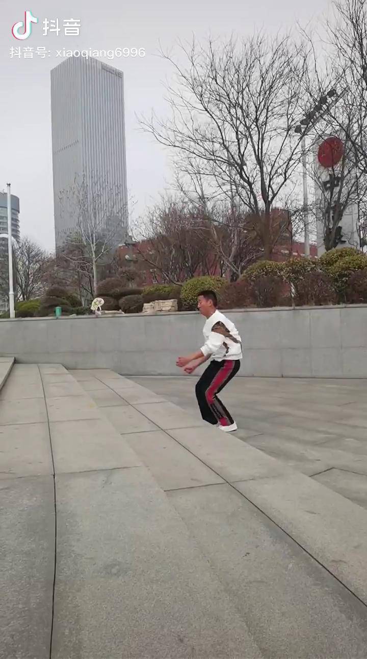 双脚起跳三米空中分叉跳最后落地有点悬体育生轻功跳远高手在民间街拍