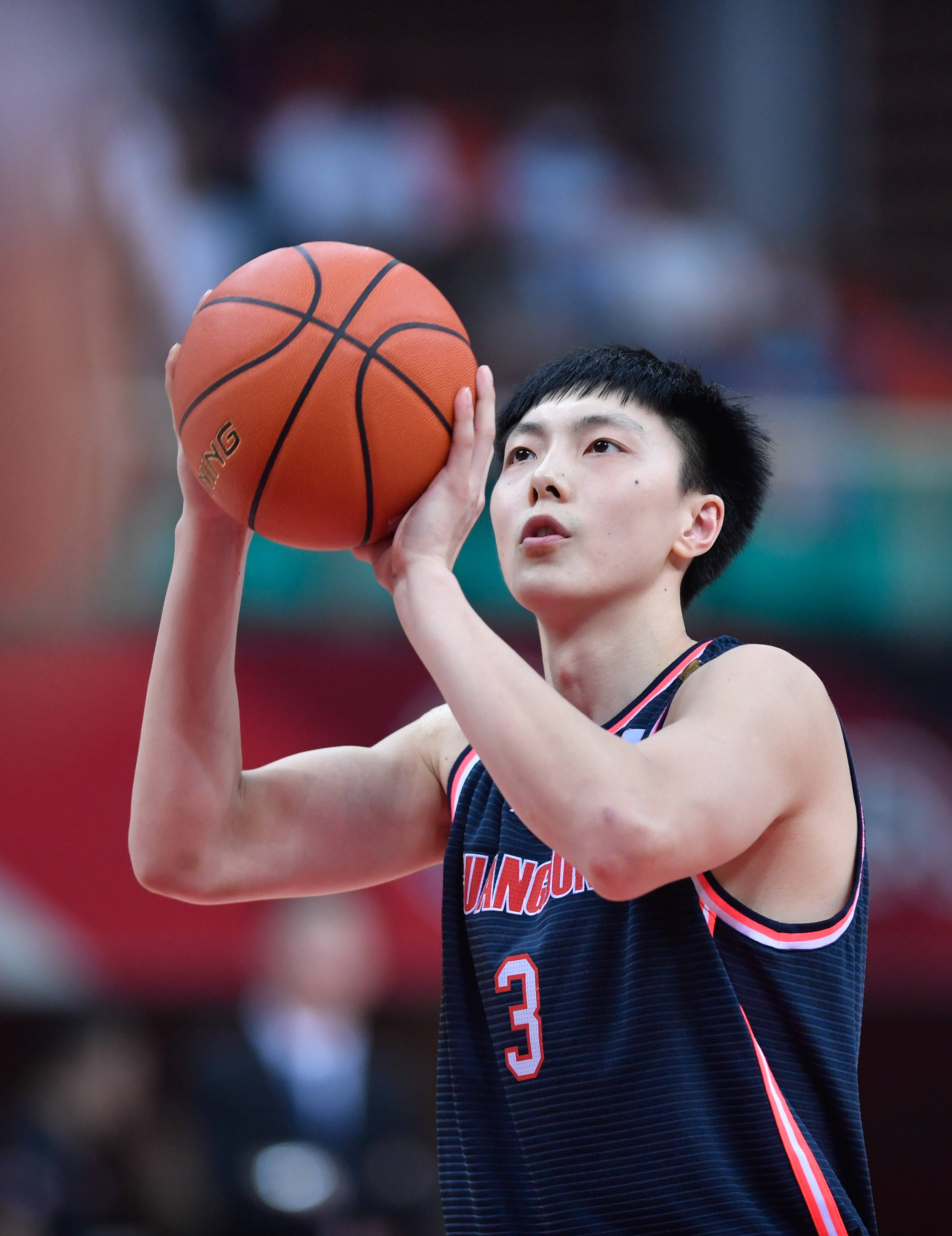 3月29日,广东东莞大益队球员胡明轩在比赛中罚篮
