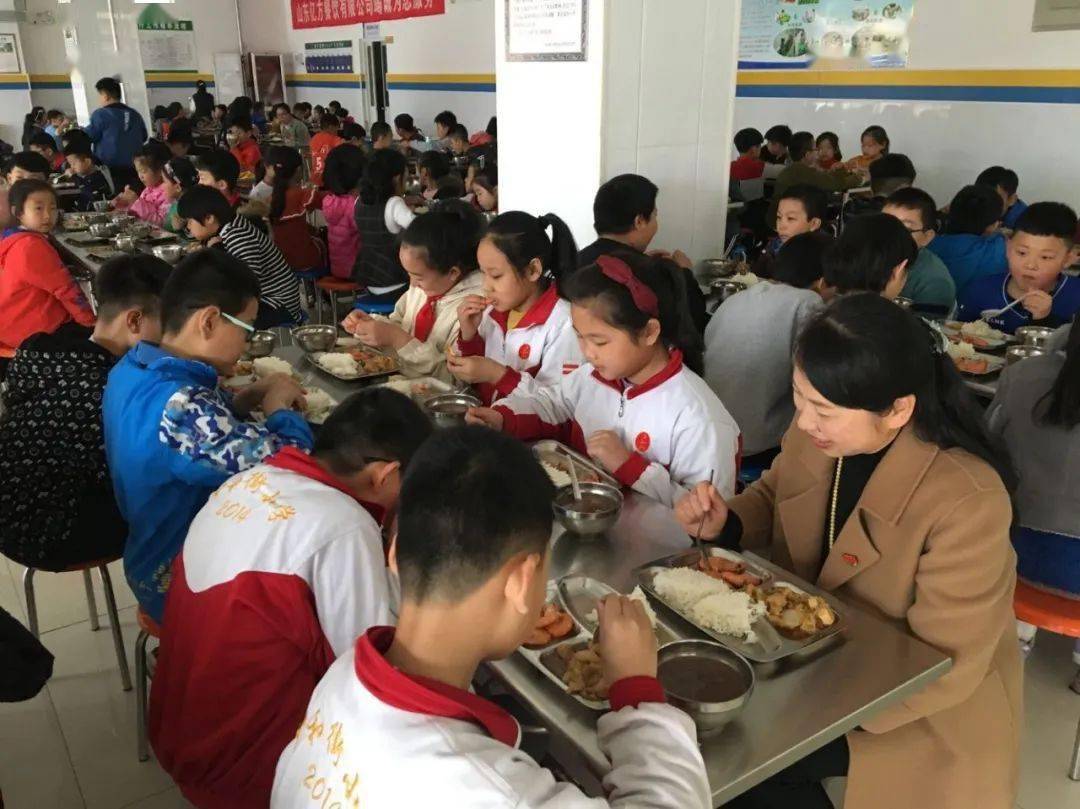 周村区中和街小学:校长陪餐,我们一直在进行_食堂