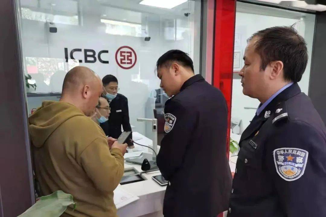 民警快速处警，及时冻结涉嫌诈骗银行账户，为受害企业挽回损失19.6万元。当天上午10点30分左右，高