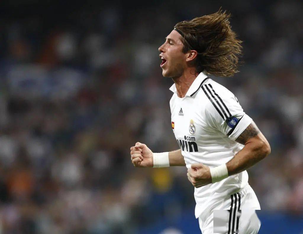 之后的赛季随着梅策尔德和佩佩的加盟,拉莫斯回到了自己最熟悉的右