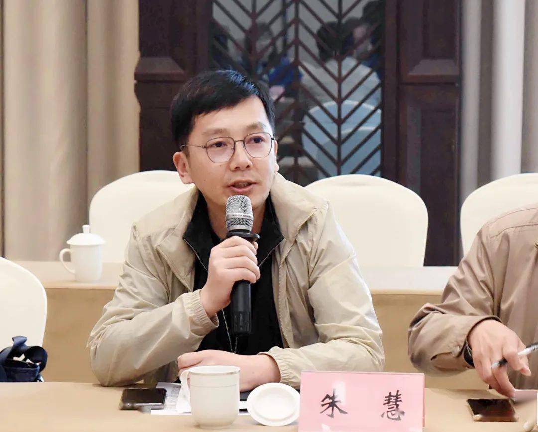 碧溪街道办事处副主任朱慧介绍"千村美居"建设情况及下阶段计划.