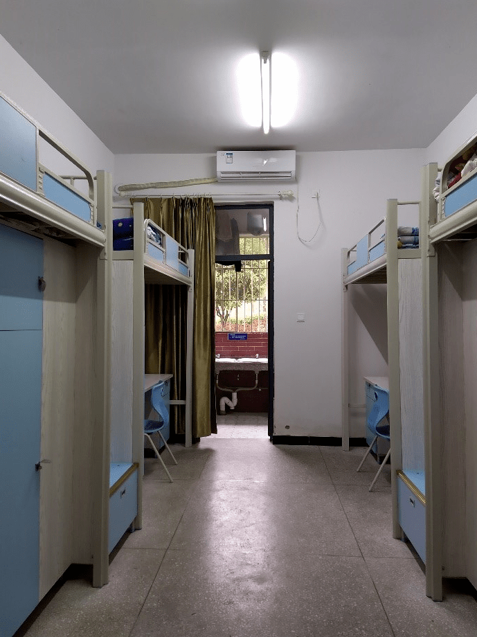 兼善中学蔡家校区的寝室是四人间,上床下桌,独立卫浴,配备有热水器