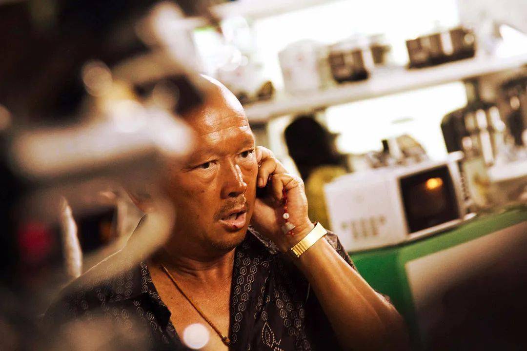 《消失的子弹》中的丁老板《无双》里的吴叔在2005年离开离巢以前,智