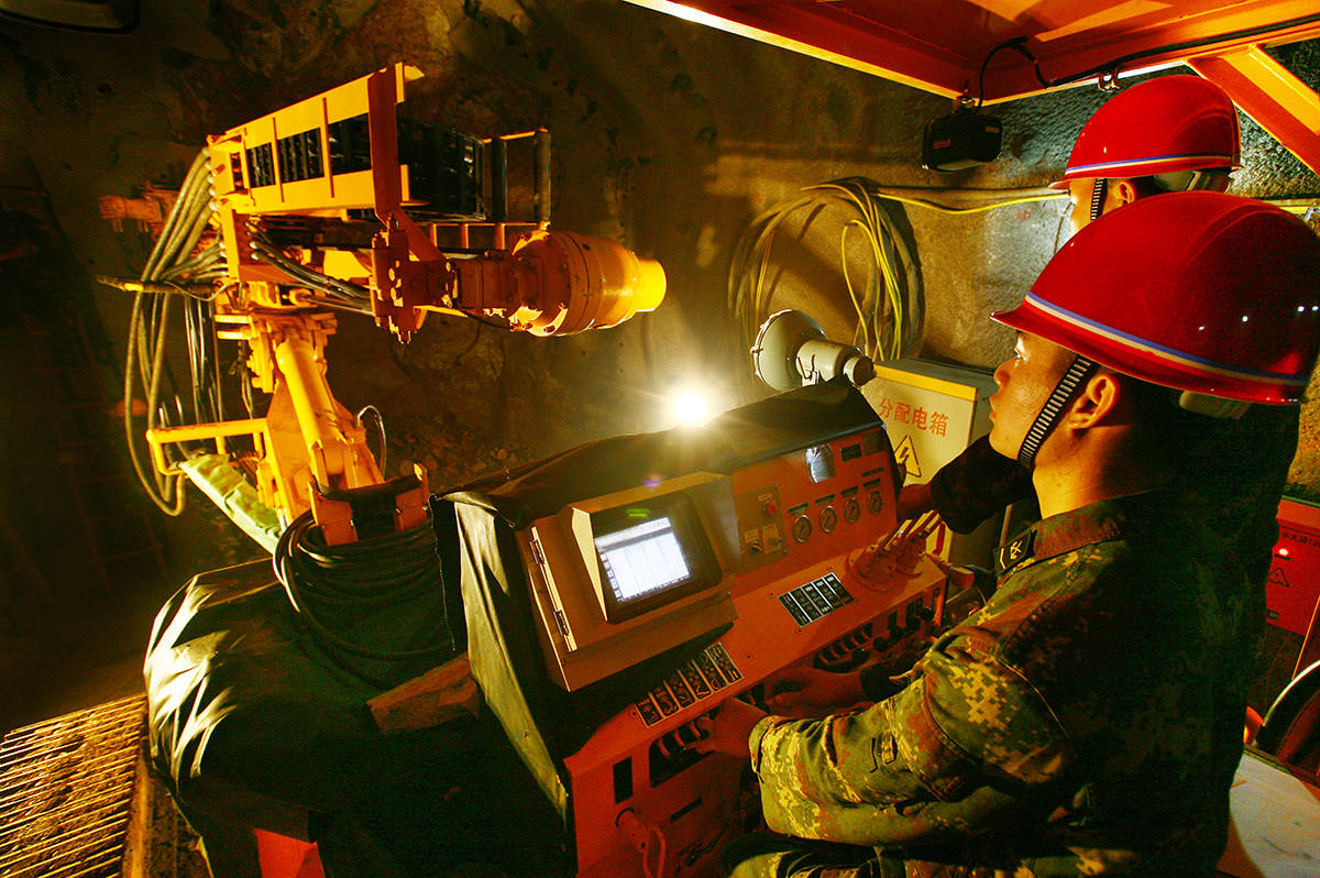 "无名"坐标下的忠诚之歌——走近英雄的导弹工程兵