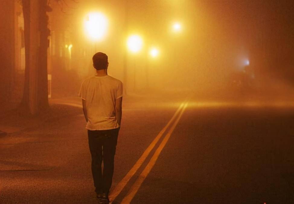 可一连好些日子,王先生都是深夜才归家.