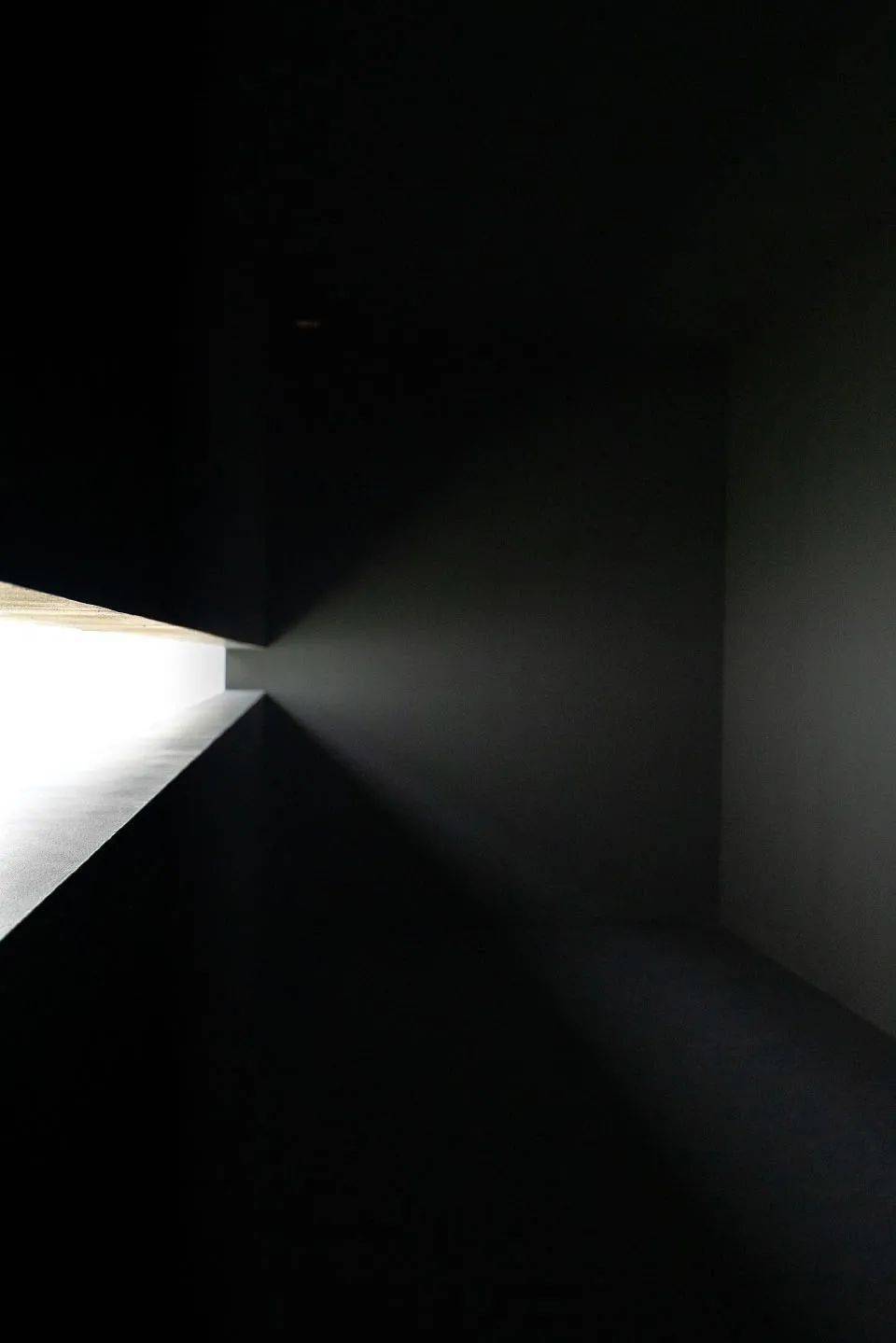 ▼"明空间"包含著高低起伏的建筑模型与细长洞口 08 韦辰熹纯粹的暗