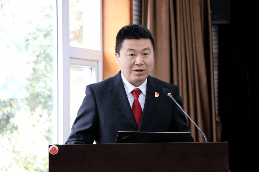 第五党支部书记张耿以《以"三牛"精神,谈执行为民情怀》为题,结合自身