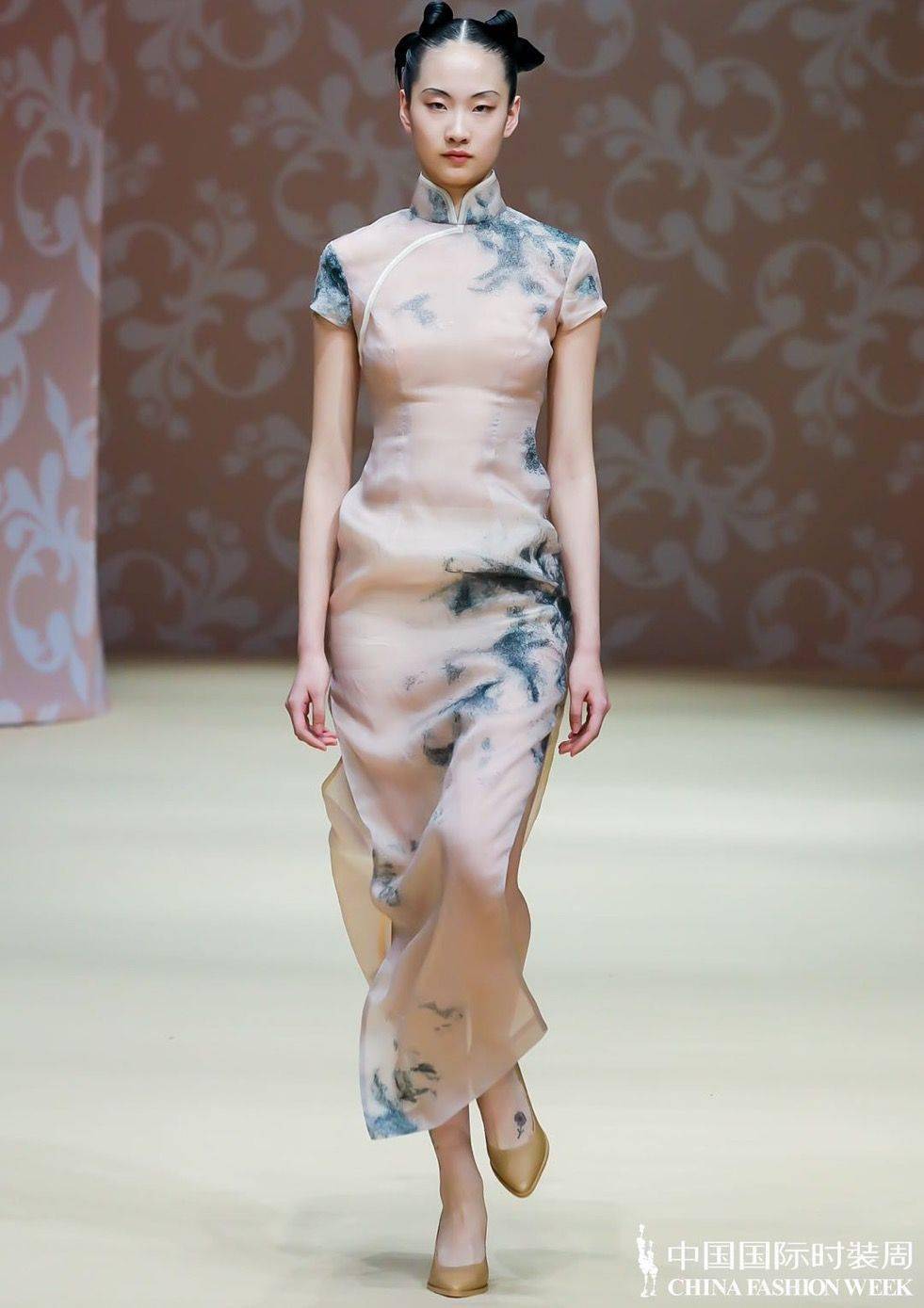 中国时装周看秀|"生活化"旗袍更摩登,超大码重叠搭配有惊喜
