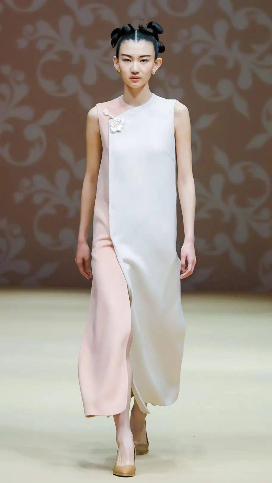 橙色搭配,通过柔和色彩将结构剪裁融合到当下审美,展现新东方"奇韵"