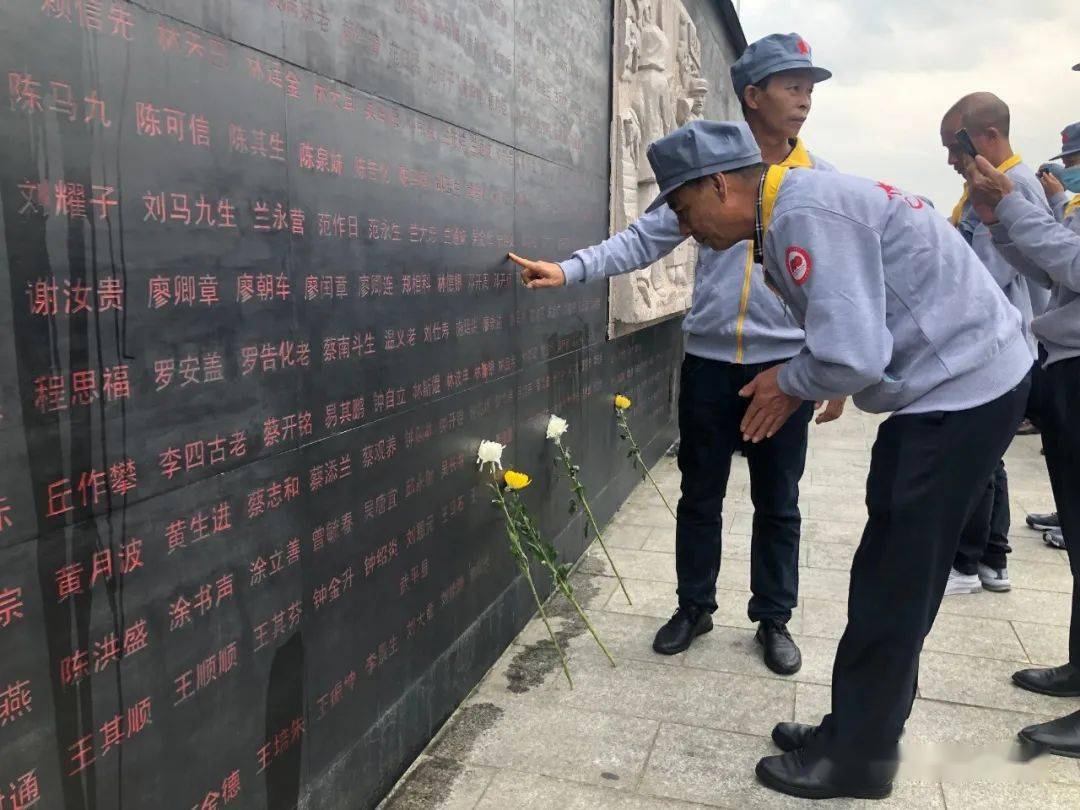 烈士英名录上了解先辈征战历程到湘江战役战场旧址参加祭奠先烈仪式