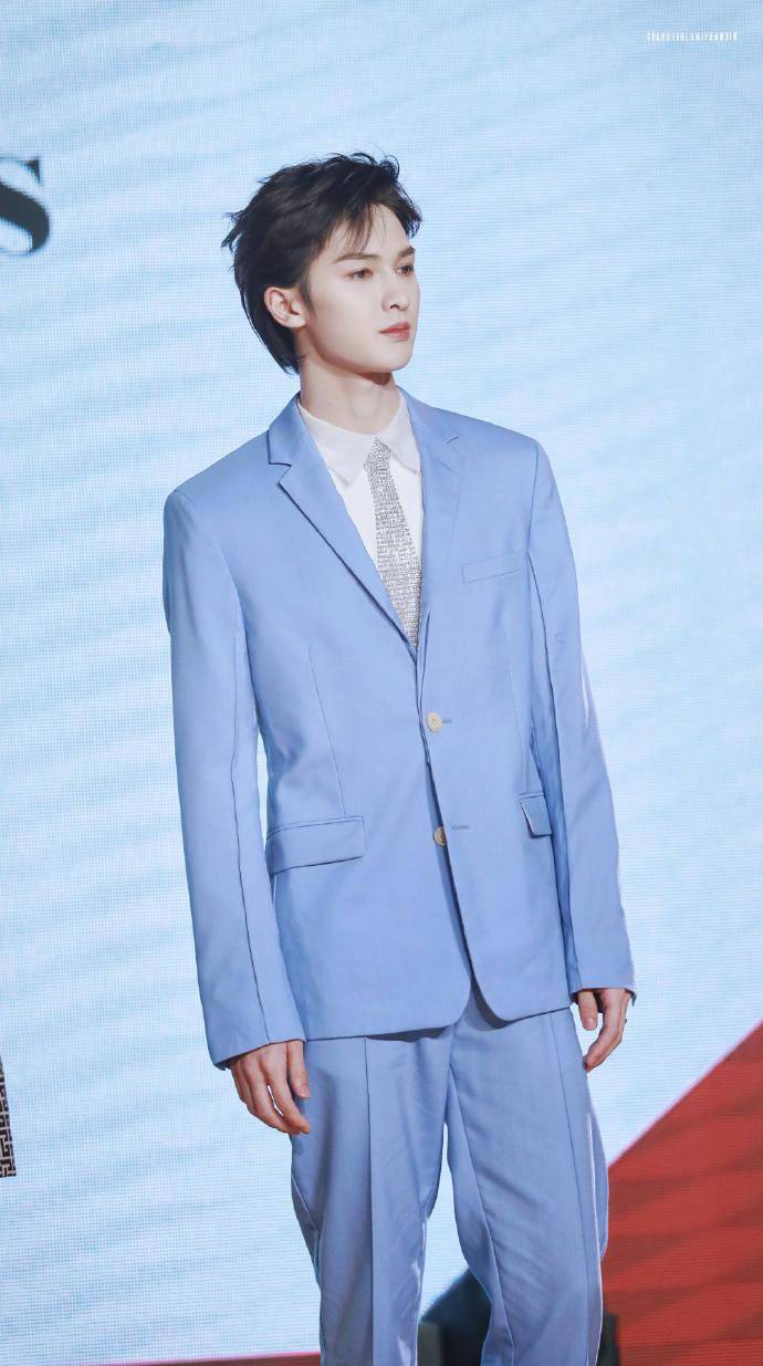 朱正廷一袭蔚蓝西装彰显洁净素雅 获年度挚爱最具人气男艺人奖