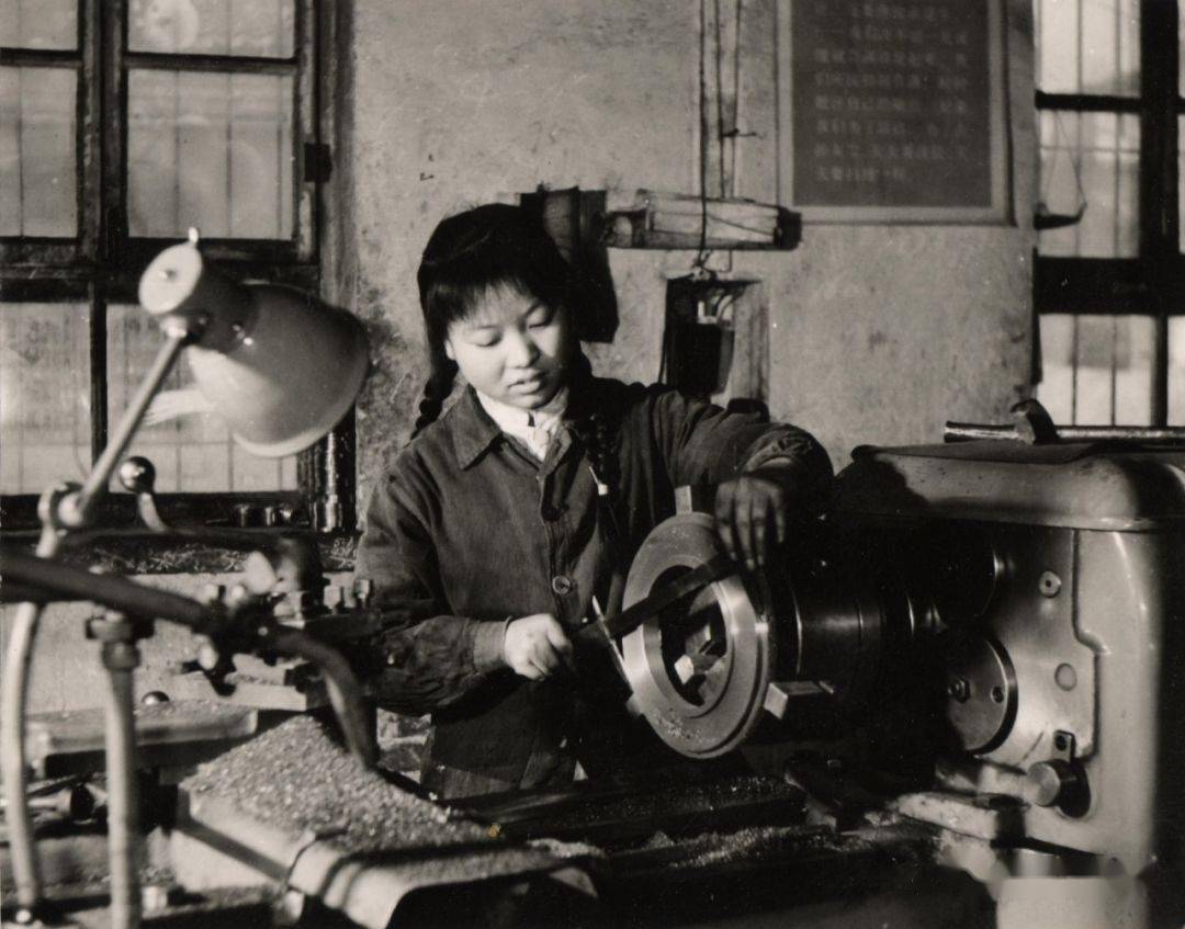 县机械厂建成1958年,是保德的最早的国营企业,图为机械厂工人班前学习