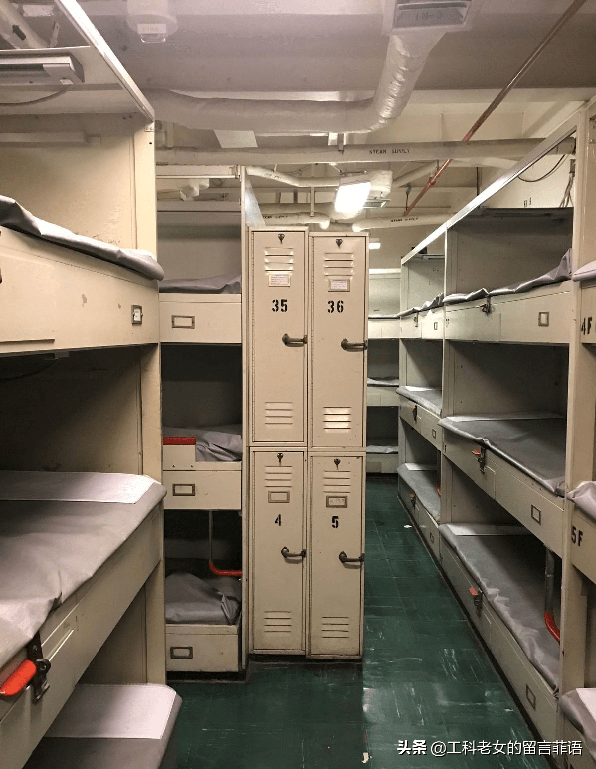 宿舍很复杂的系统密如蛛网的线路感觉飞机就已经很大了,航母仓中可以