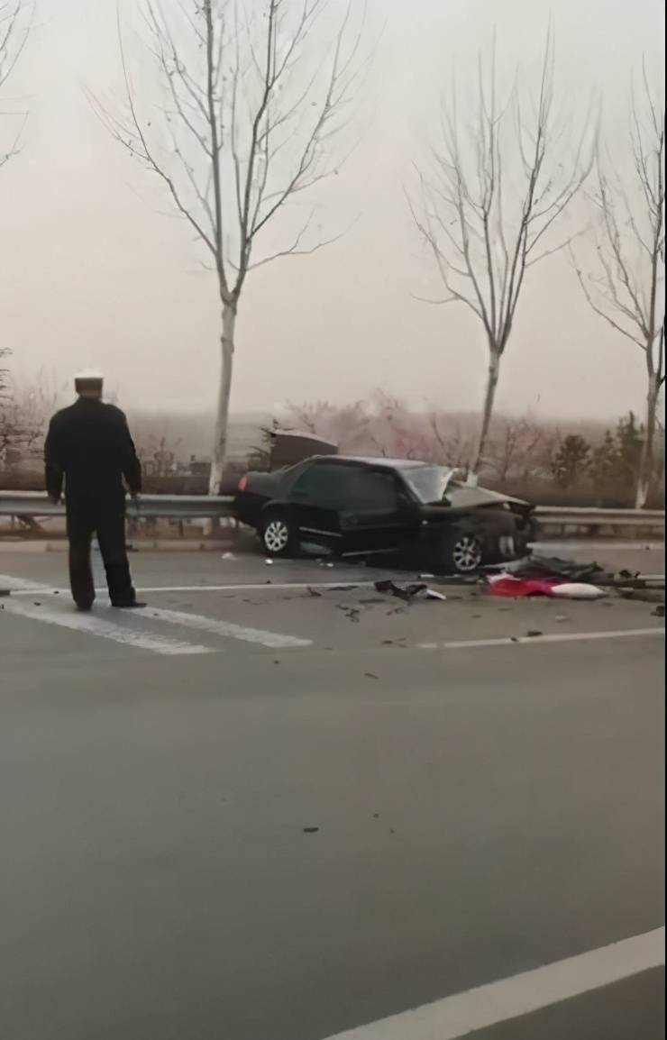 日照某路口车祸,一司机被困疼的大叫!路人紧急救援