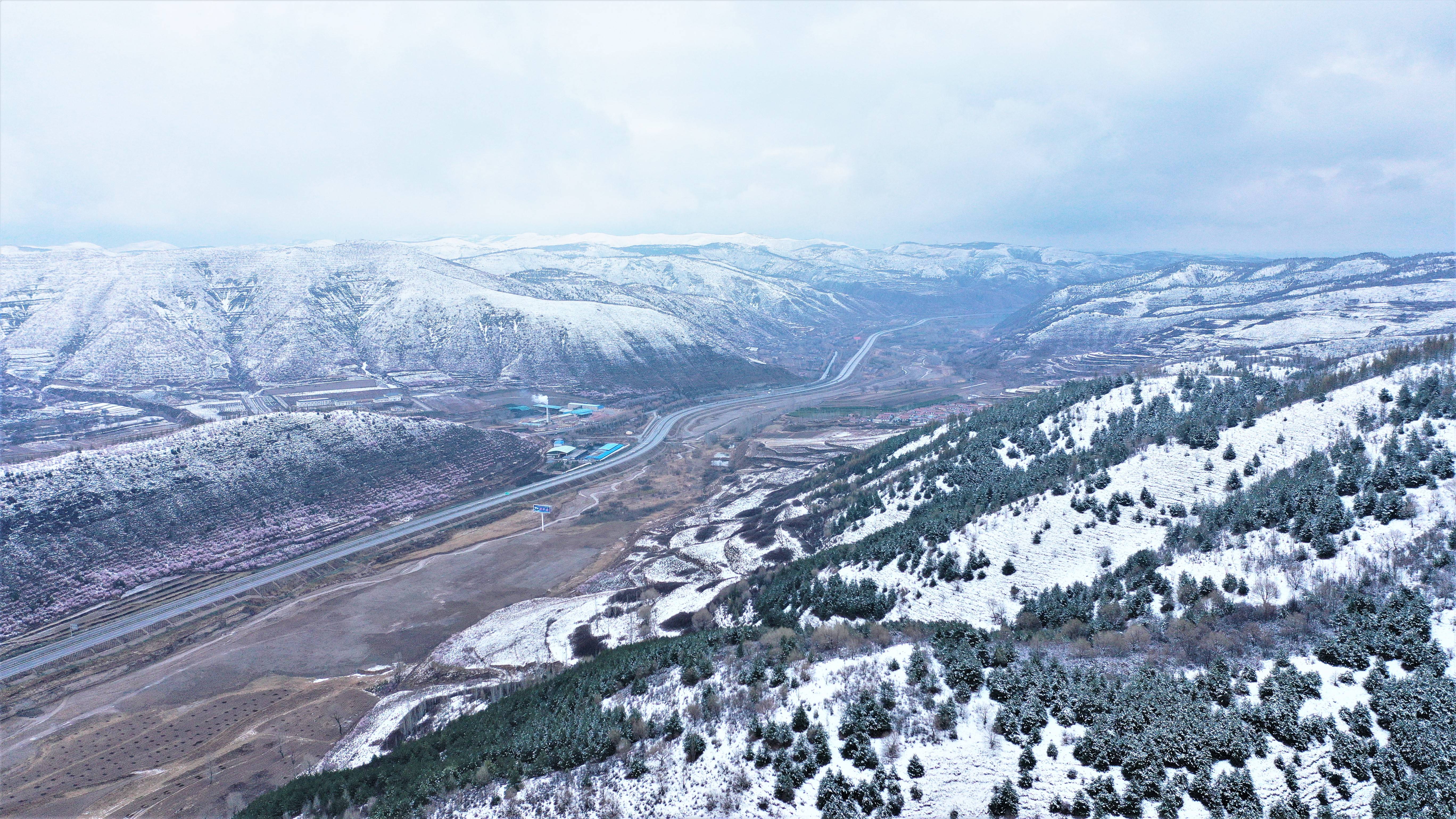 六盘春雪山川裹素