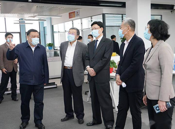 仪式举办前,国家税务总局河北省税务局党委书记,局长卢自强,中国人民