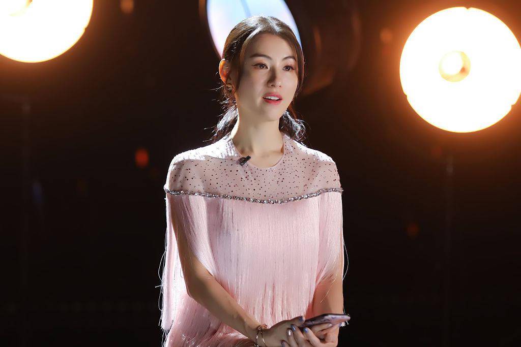 张柏芝《姐姐2》五公穿粉裙自信优雅 演绎粤语独白温柔动人