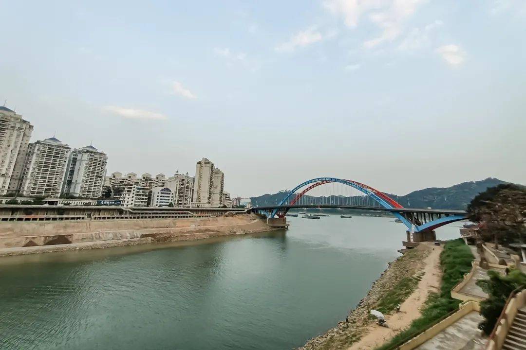 在清乾隆《梧州府志》记载中,梧州古八景写的是桂江春泛而非鸳江春泛.